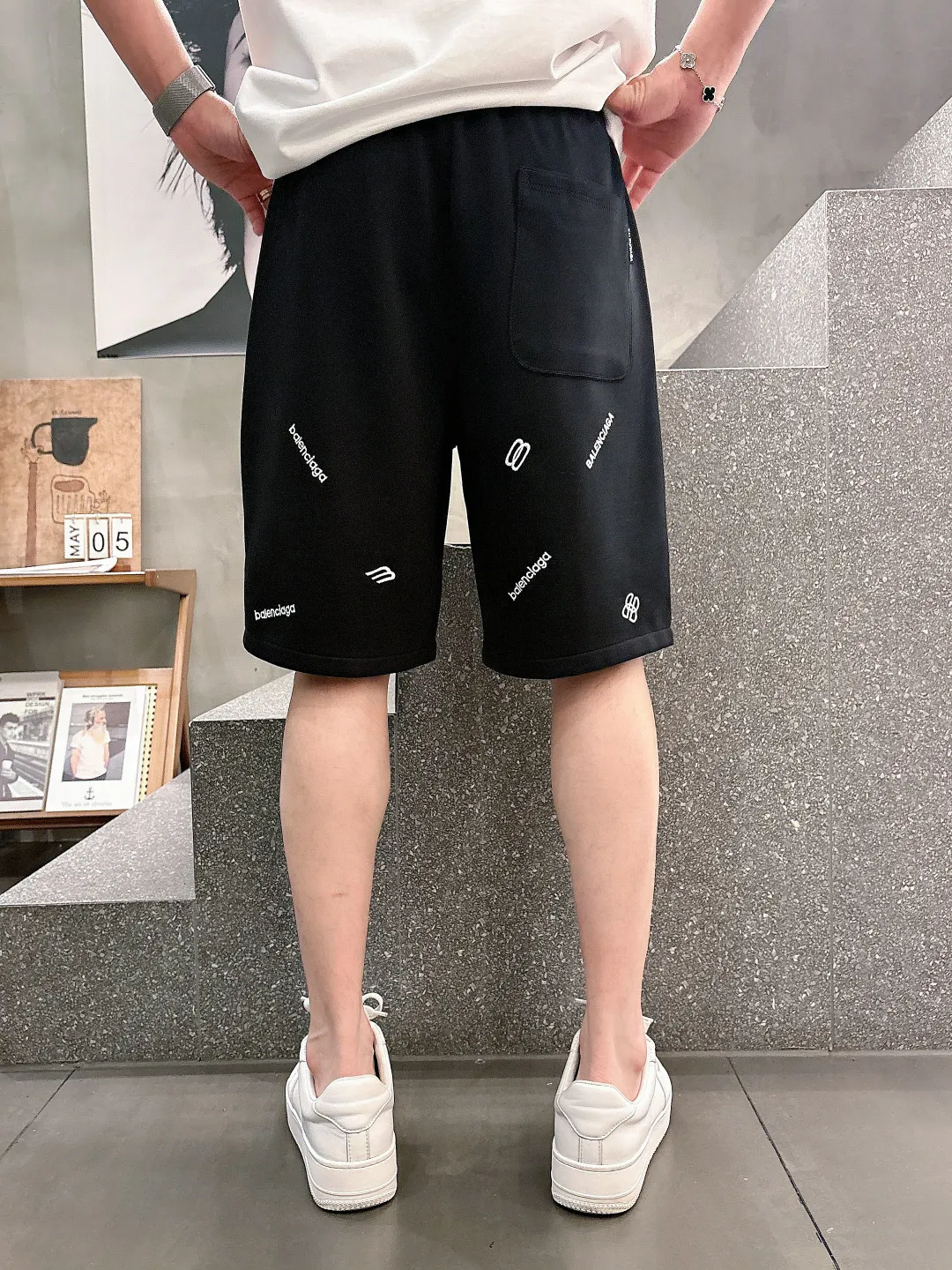 Balenciaga's three-standard complete 2026 summer New Arrival men's casual shorts, advanced custom-made Breathable fabric, Breathable fabric, extremely stretchy and comfortable, impeccable details, top-grade accessories, original logo design concept, delicate and soft feel! The upper body fit is awesome! Size: M-XXXL Please state your height and weight when ordering